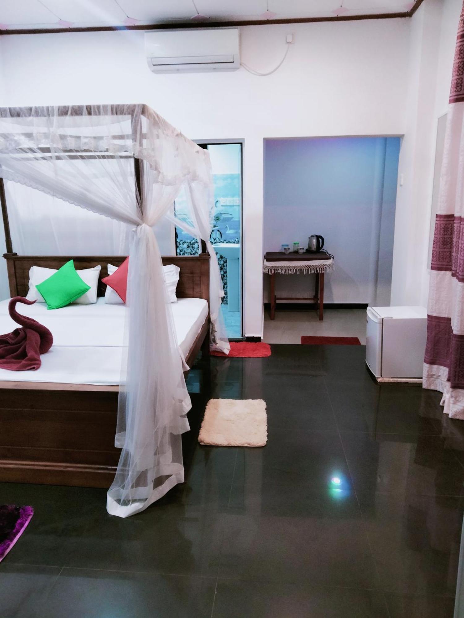 Sajana Ocean Hill Bed and Breakfast Mirissa Rum bild